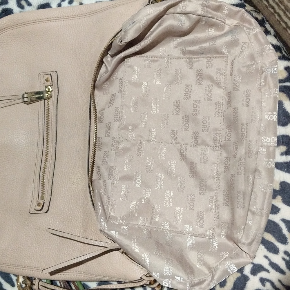 Michael Kors Rhea medium messenger handbag - Picture 11 of 16
